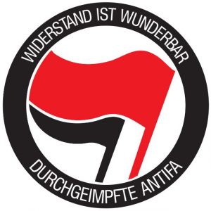 Antifa-Flaggen mit Aufschrift: WIDERSTAND IST WUNDERBAR - DURCHGEIMPFTE ANTIFA