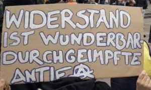 Pappschild: WIDERSTAND IST WUNDERBAR DURCHGEIMPFTE ANTIFA + Anarchiesymbol umkreistes A