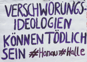 Plakat mit Aufschrift: VERSCHWÖRUNGSIDEOLOGIEN KÖNNEN TÖDLICH SEIN #hanau #halle